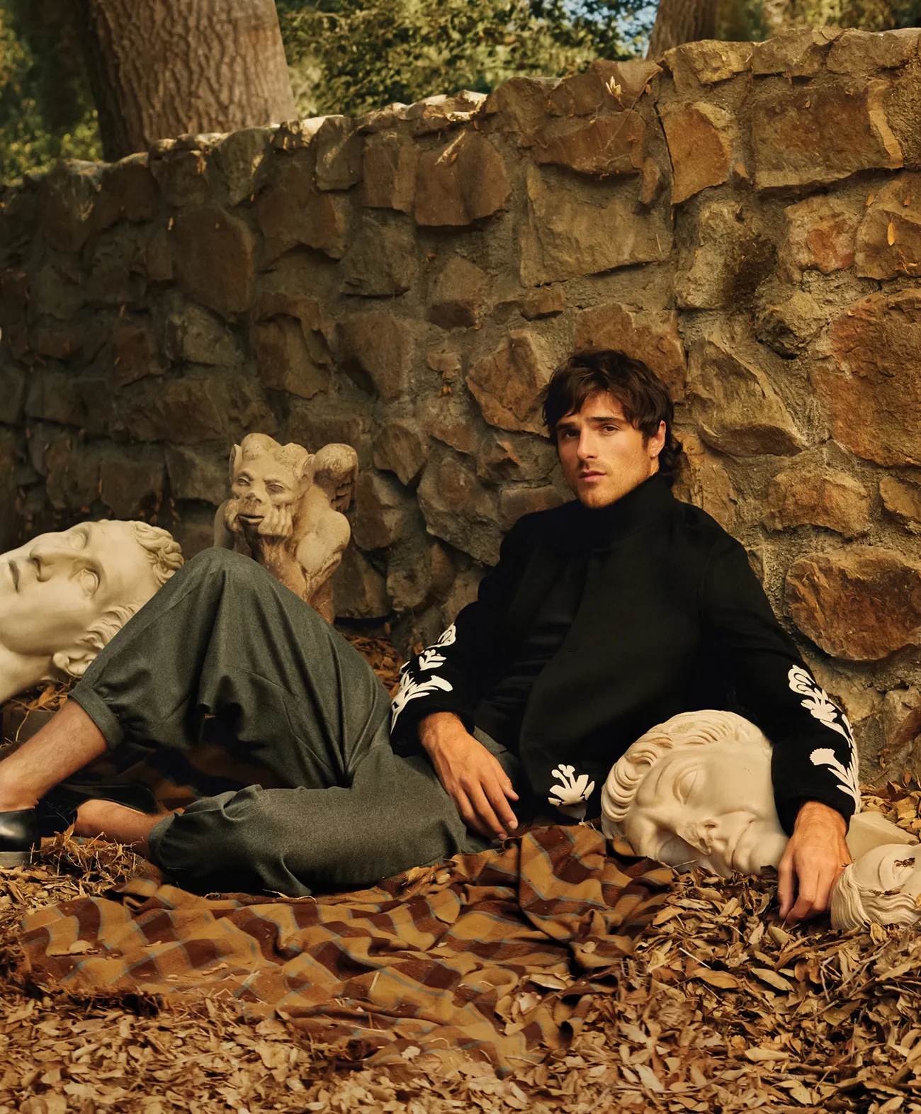 WSJ. Magazine 10/2025: Jacob Elordi chụp bởi Michael Bailey-Gates WSJ. Magazine 10/2025: Jacob Elordi chụp bởi Michael Bailey-Gates