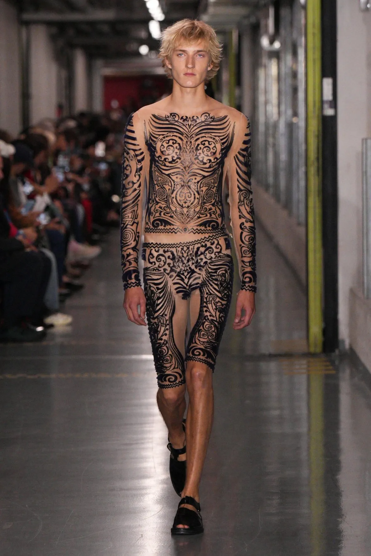 Jean Paul Gaultier Xuân/Hè 2026: Màn chào sân táo bạo của Duran Lantink Jean Paul Gaultier Xuân/Hè 2026: Màn chào sân táo bạo của Duran Lantink