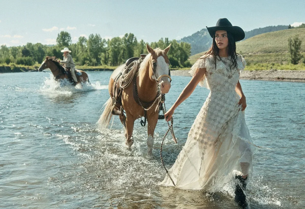 Vogue US 10/2025: Kendall Jenner và Gigi Hadid chụp bởi Lachlan Bailey