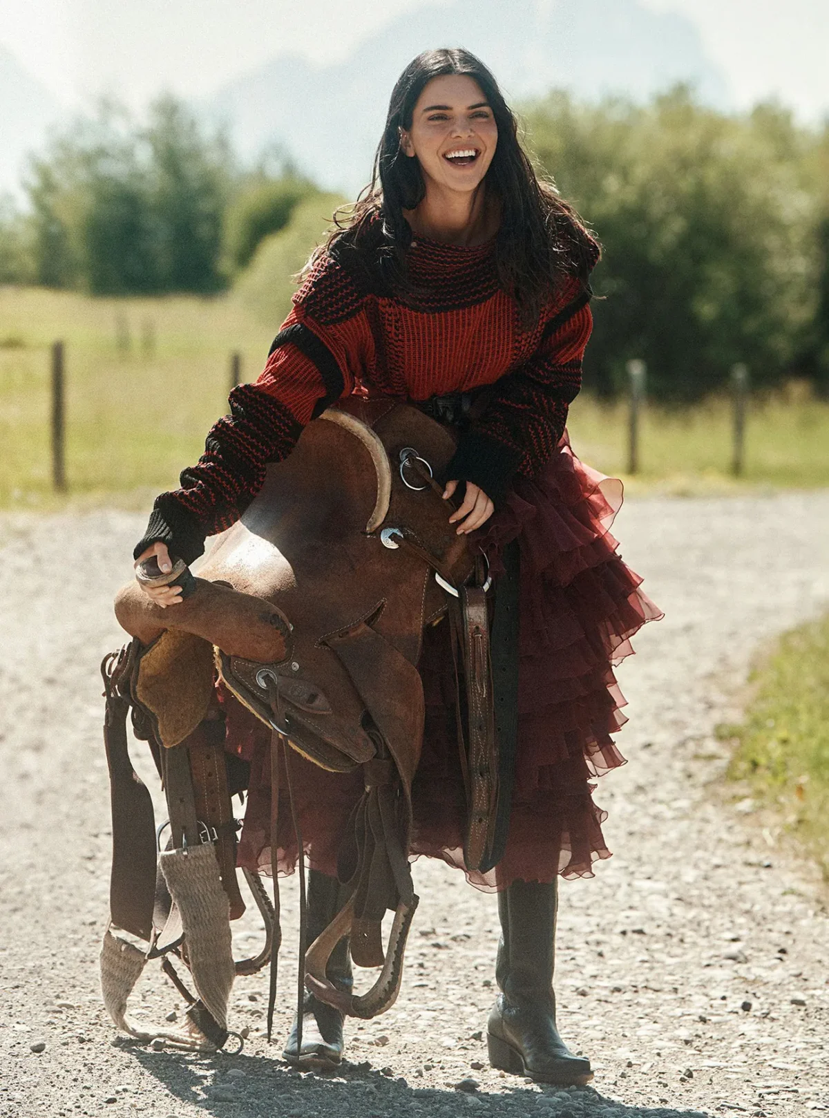 Vogue US 10/2025: Kendall Jenner và Gigi Hadid chụp bởi Lachlan Bailey