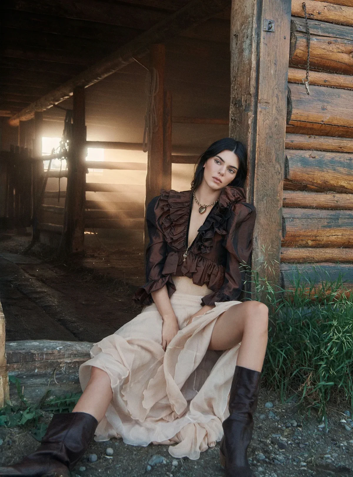 Vogue US 10/2025: Kendall Jenner và Gigi Hadid chụp bởi Lachlan Bailey