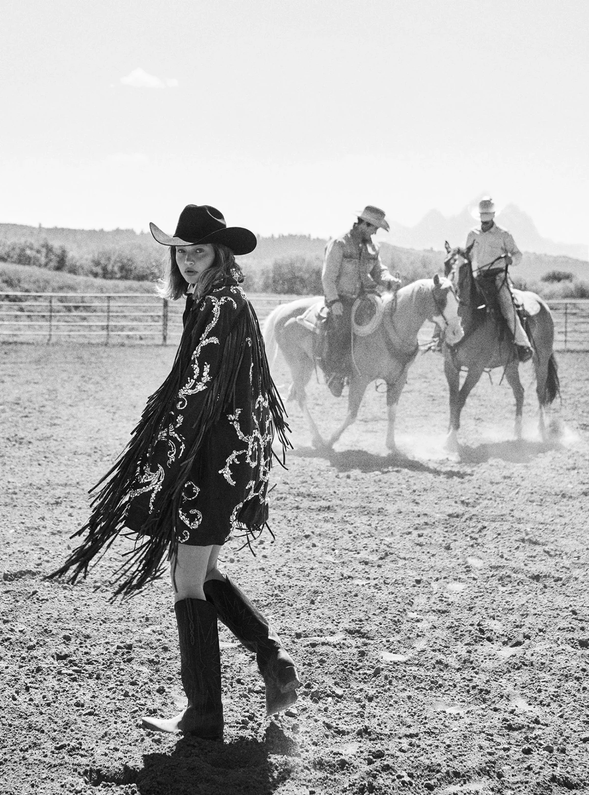 Vogue US 10/2025: Kendall Jenner và Gigi Hadid chụp bởi Lachlan Bailey