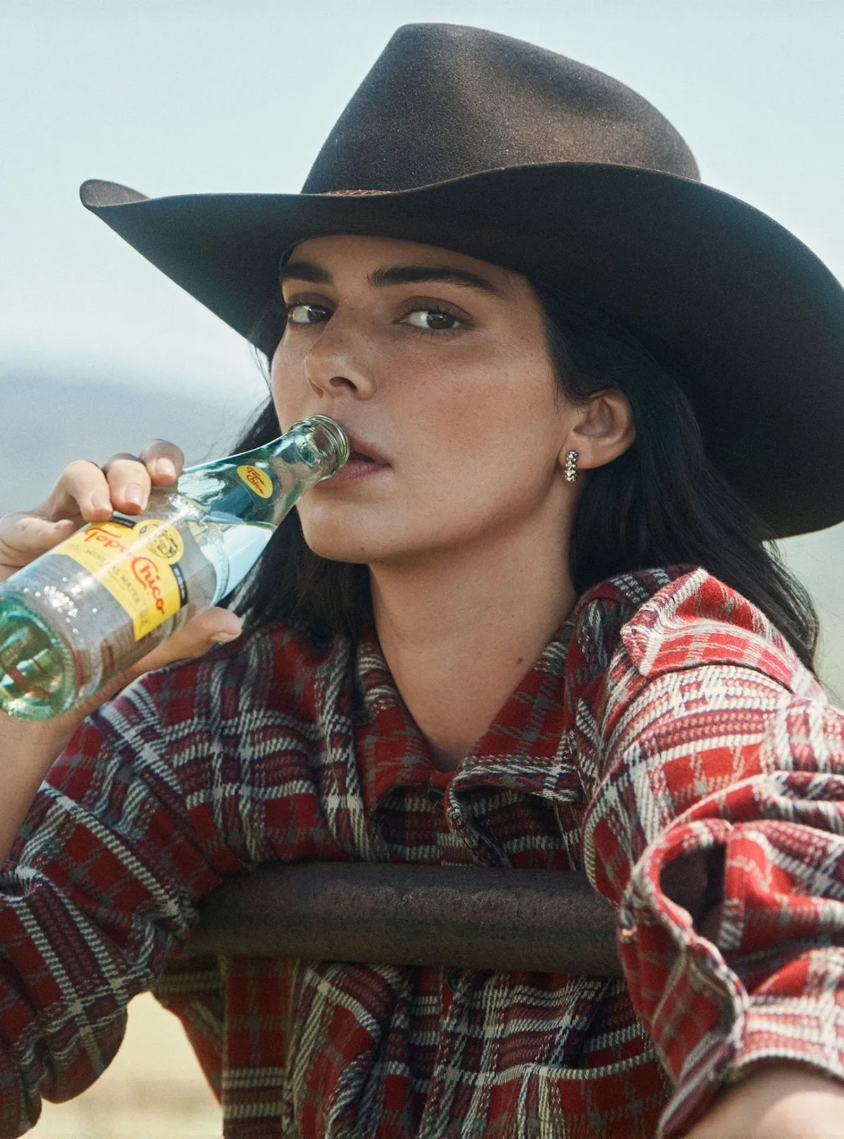 Vogue US 10/2025: Kendall Jenner và Gigi Hadid chụp bởi Lachlan Bailey