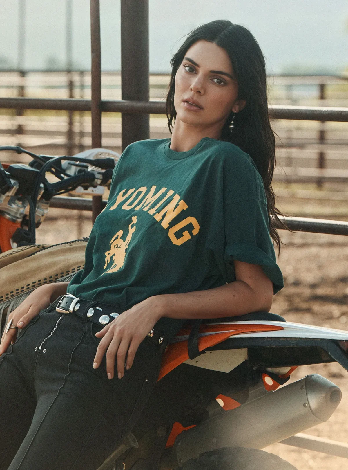 Vogue US 10/2025: Kendall Jenner và Gigi Hadid chụp bởi Lachlan Bailey