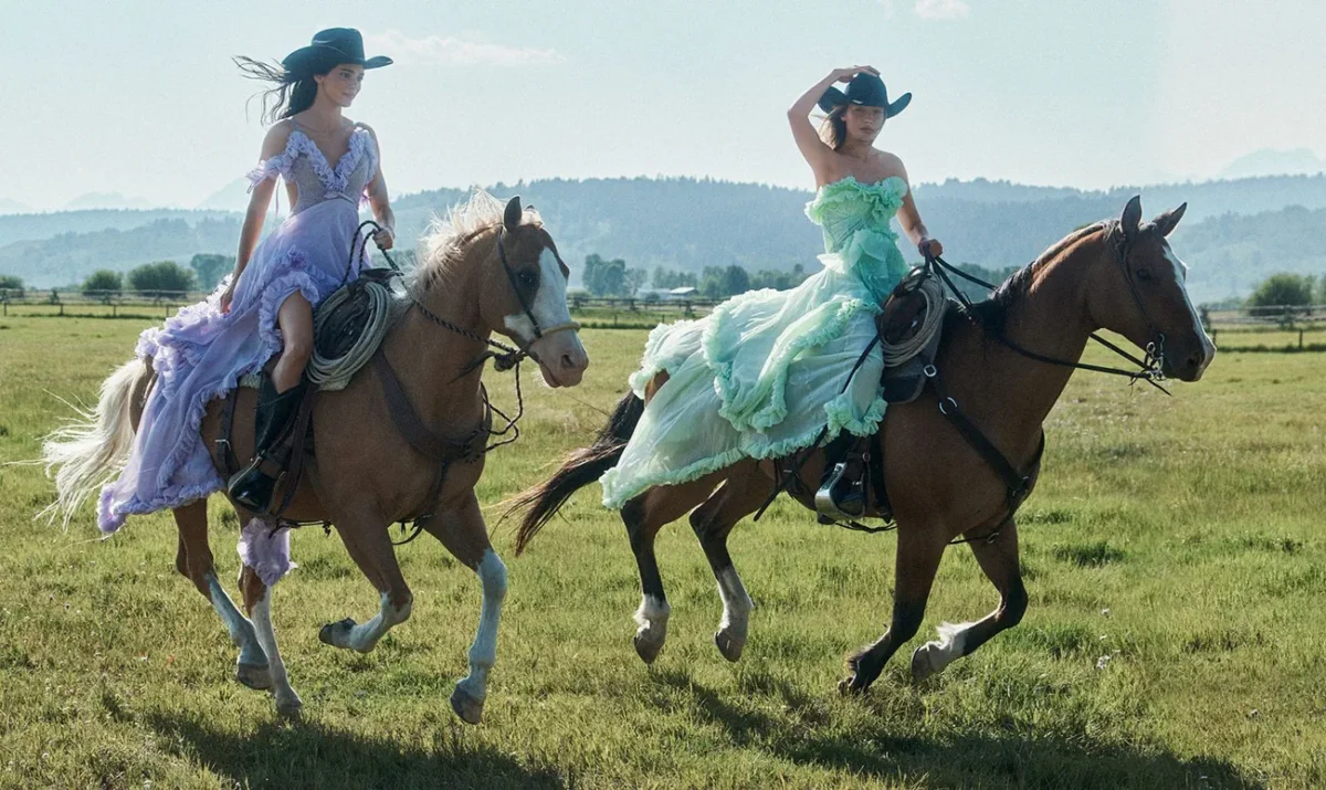 Vogue US 10/2025: Kendall Jenner và Gigi Hadid chụp bởi Lachlan Bailey