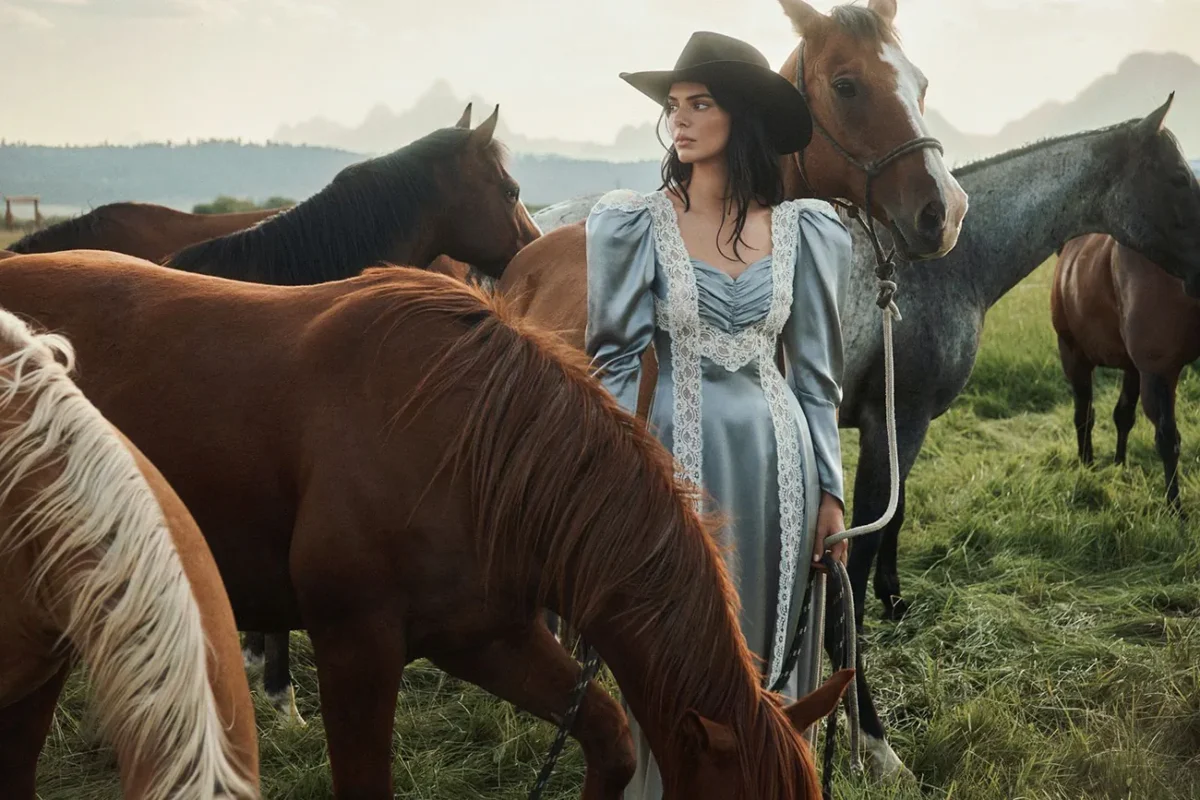 Vogue US 10/2025: Kendall Jenner và Gigi Hadid chụp bởi Lachlan Bailey