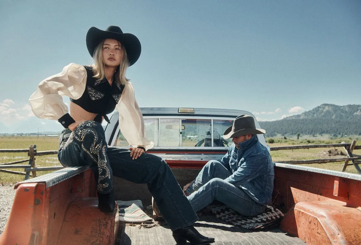 Vogue US 10/2025: Kendall Jenner và Gigi Hadid chụp bởi Lachlan Bailey