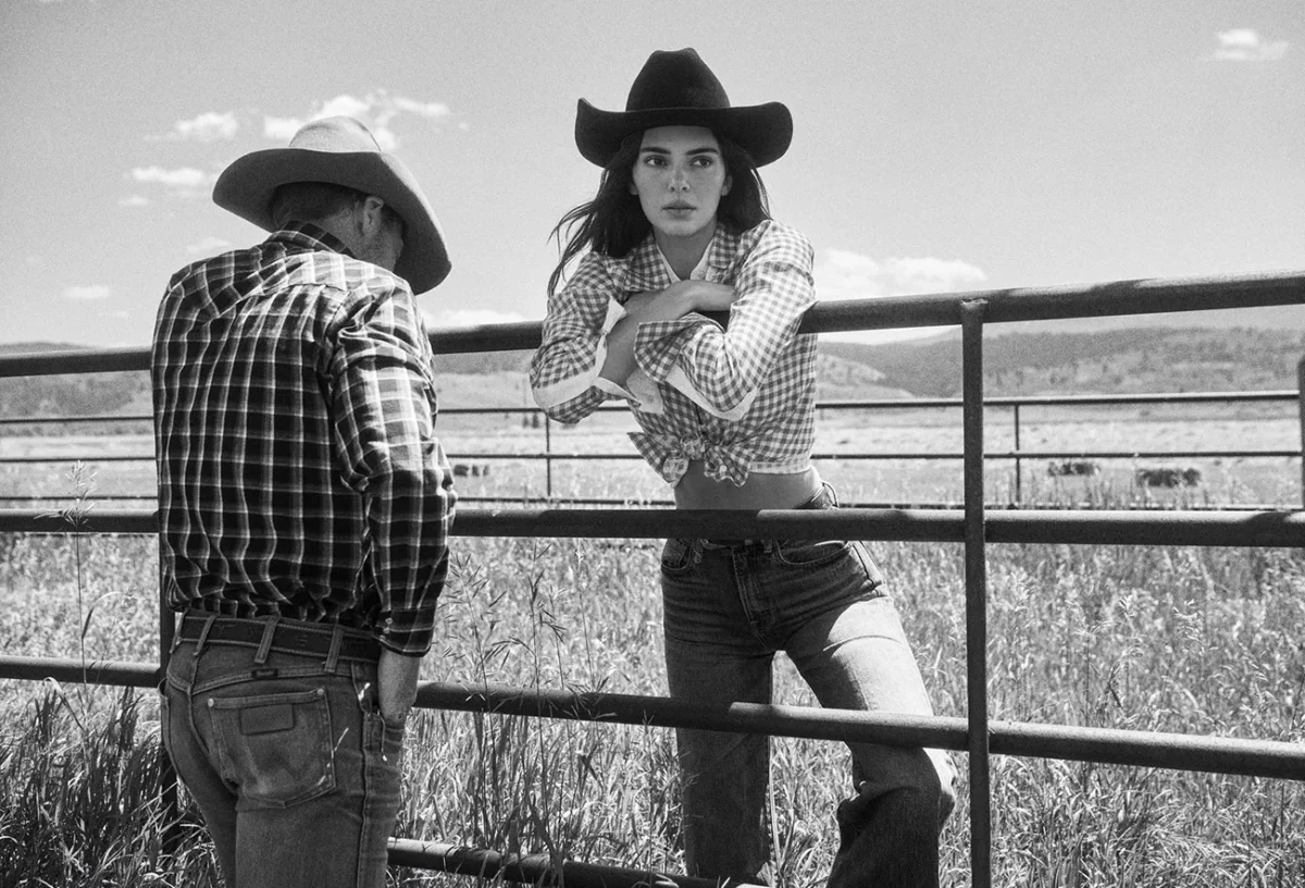 Vogue US 10/2025: Kendall Jenner và Gigi Hadid chụp bởi Lachlan Bailey