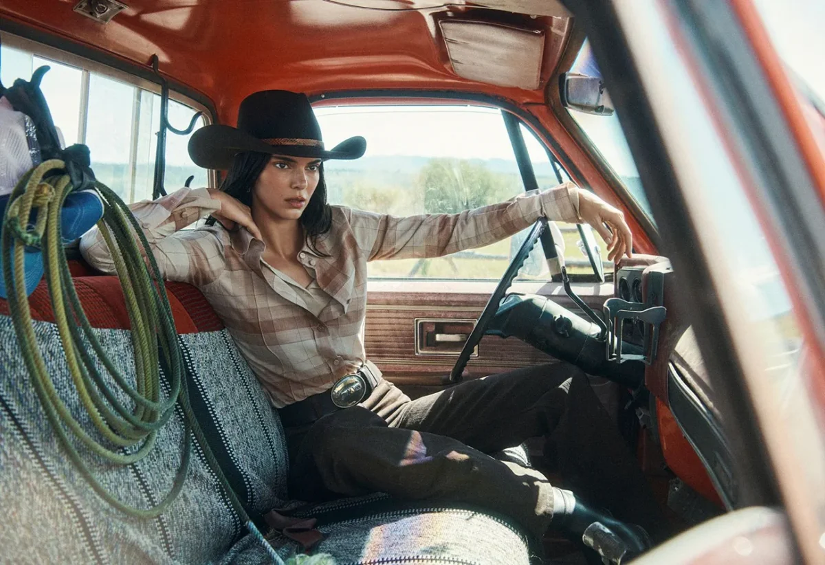 Vogue US 10/2025: Kendall Jenner và Gigi Hadid chụp bởi Lachlan Bailey