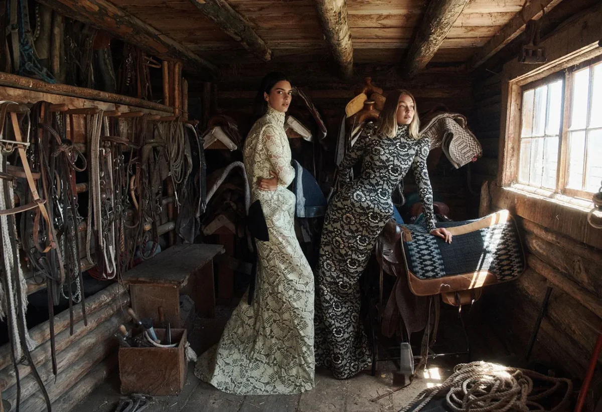 Vogue US 10/2025: Kendall Jenner và Gigi Hadid chụp bởi Lachlan Bailey