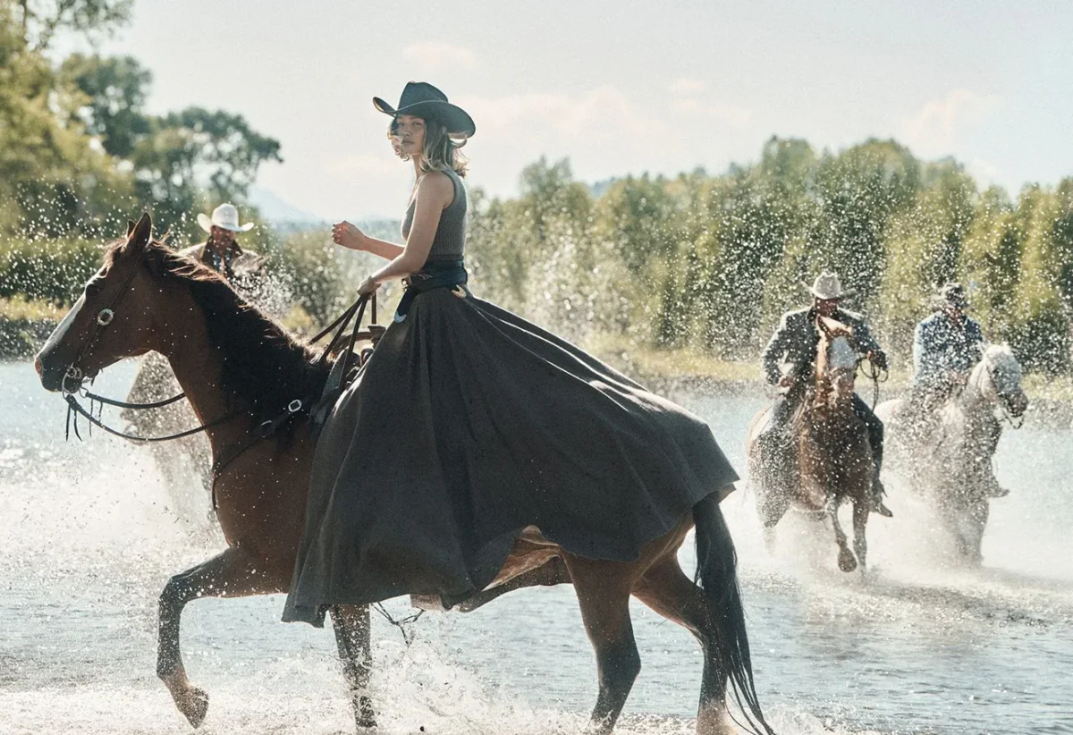 Vogue US 10/2025: Kendall Jenner và Gigi Hadid chụp bởi Lachlan Bailey
