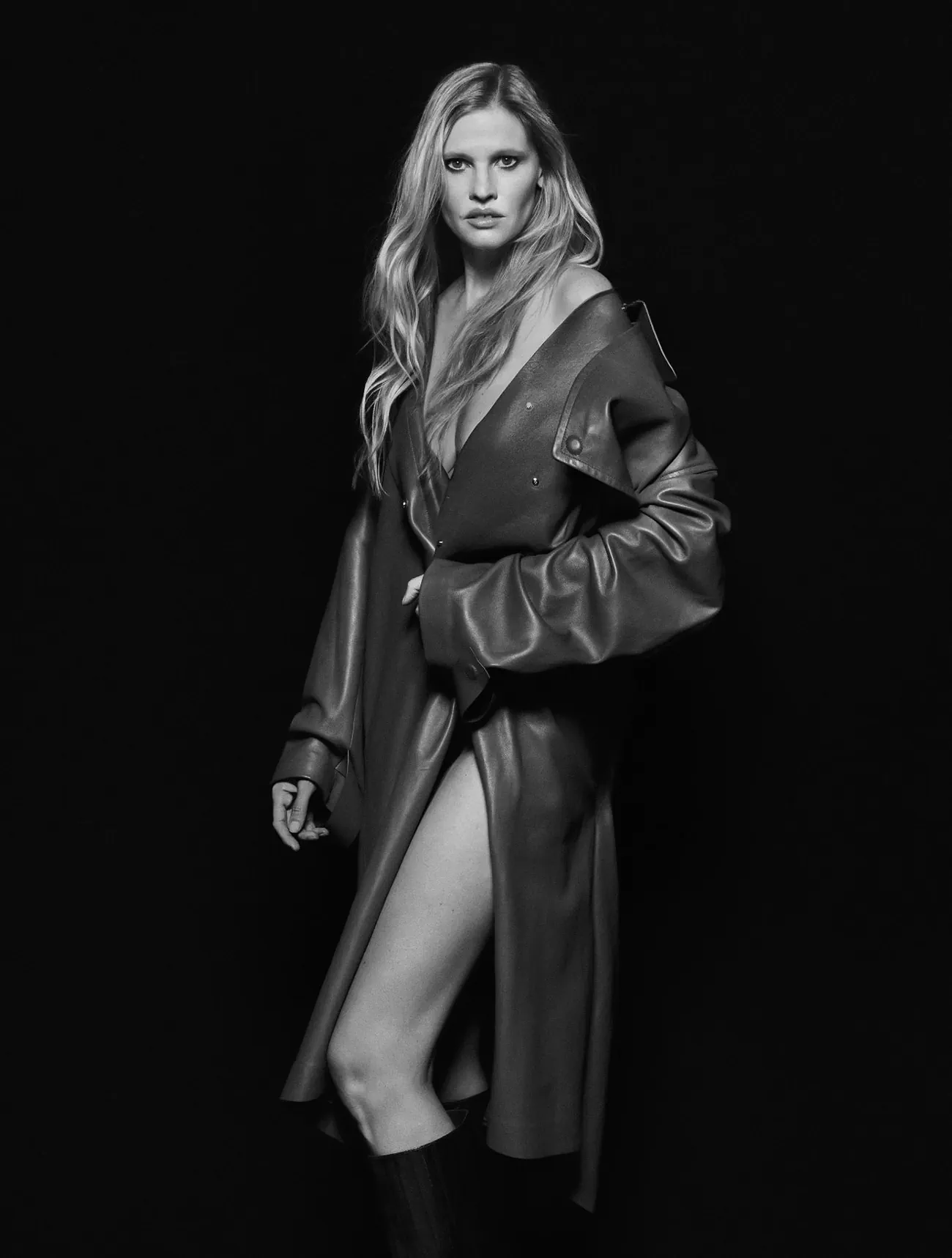 Numéro 10/2025: Lara Stone mặc Fendi, chụp bởi Matt Easton Numéro 10/2025: Lara Stone mặc Fendi, chụp bởi Matt Easton
