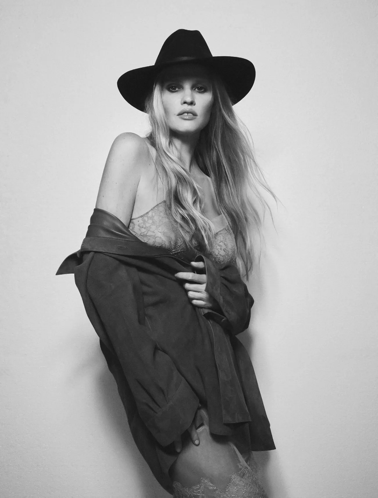 Numéro 10/2025: Lara Stone mặc Fendi, chụp bởi Matt Easton Numéro 10/2025: Lara Stone mặc Fendi, chụp bởi Matt Easton