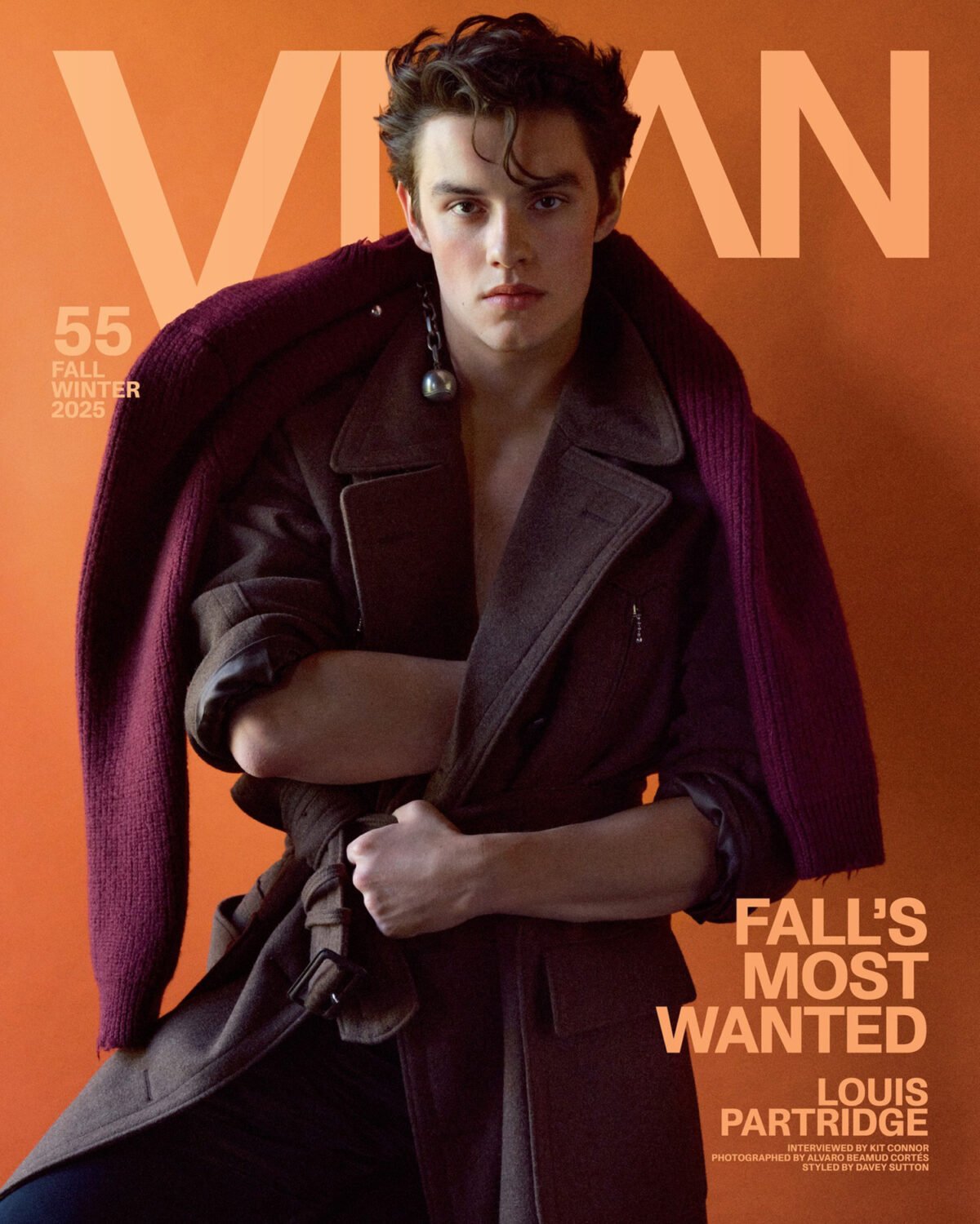 VMan Thu/Đông 2025: Louis Partridge mặc Prada, chụp bởi Alvaro Beamud Cortés VMan Thu/Đông 2025: Louis Partridge mặc Prada, chụp bởi Alvaro Beamud Cortés