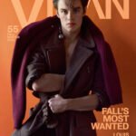 VMan Thu/Đông 2025: Louis Partridge mặc Prada, chụp bởi Alvaro Beamud Cortés VMan Thu/Đông 2025: Louis Partridge mặc Prada, chụp bởi Alvaro Beamud Cortés