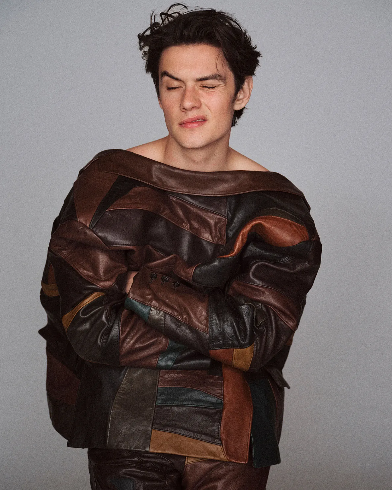 VMan Thu/Đông 2025: Louis Partridge mặc Prada, chụp bởi Alvaro Beamud Cortés VMan Thu/Đông 2025: Louis Partridge mặc Prada, chụp bởi Alvaro Beamud Cortés