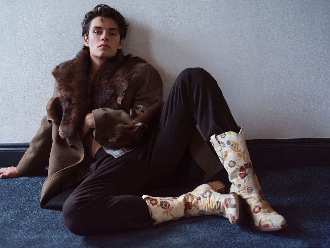 VMan Thu/Đông 2025: Louis Partridge mặc Prada, chụp bởi Alvaro Beamud Cortés VMan Thu/Đông 2025: Louis Partridge mặc Prada, chụp bởi Alvaro Beamud Cortés