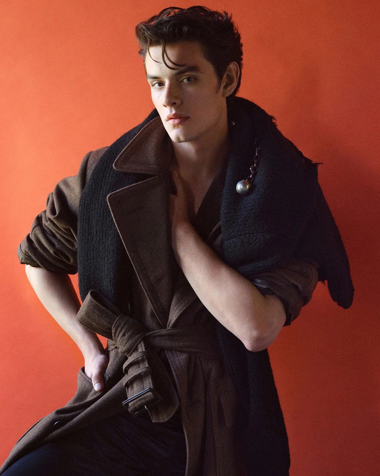 VMan Thu/Đông 2025: Louis Partridge mặc Prada, chụp bởi Alvaro Beamud Cortés VMan Thu/Đông 2025: Louis Partridge mặc Prada, chụp bởi Alvaro Beamud Cortés