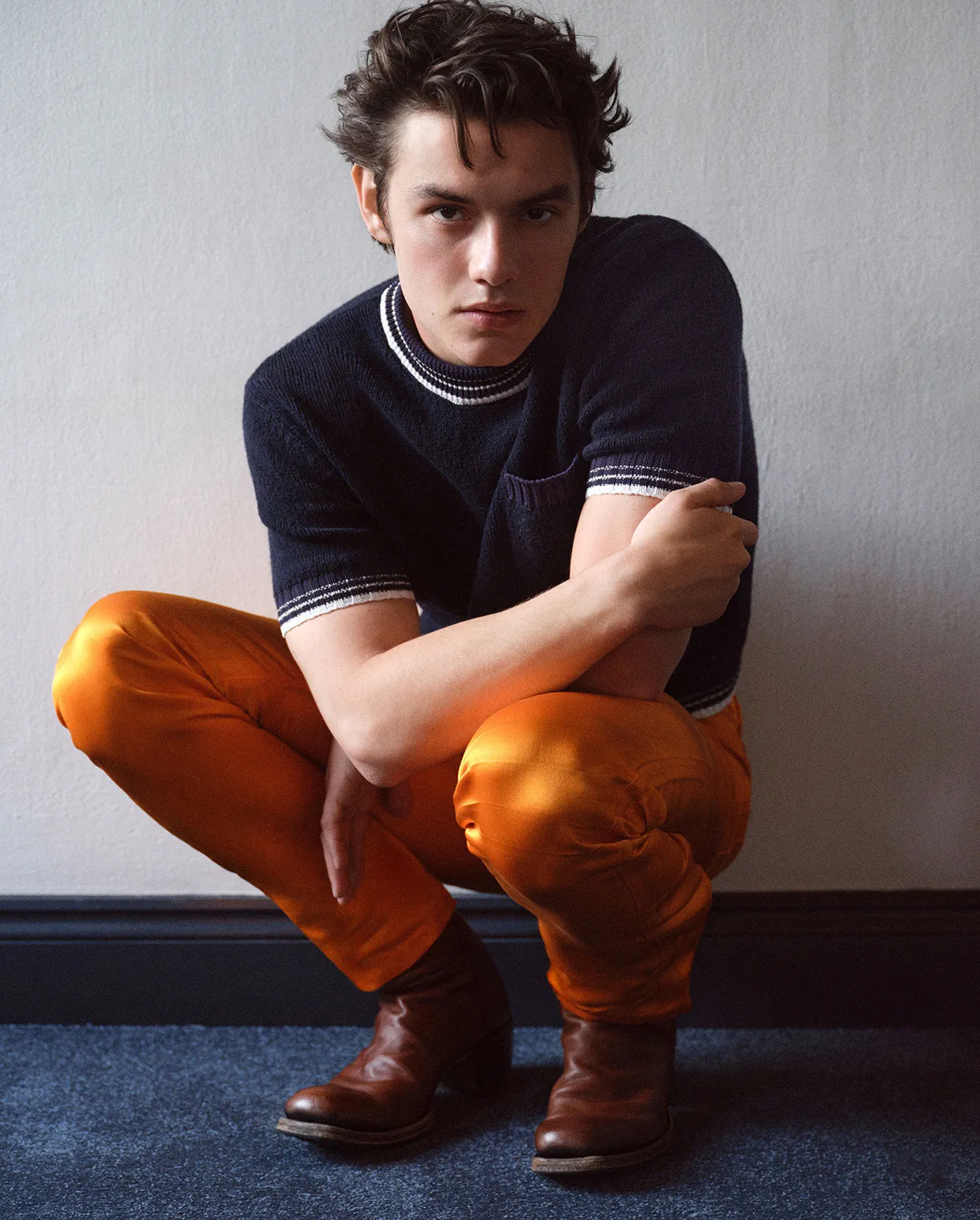 VMan Thu/Đông 2025: Louis Partridge mặc Prada, chụp bởi Alvaro Beamud Cortés VMan Thu/Đông 2025: Louis Partridge mặc Prada, chụp bởi Alvaro Beamud Cortés