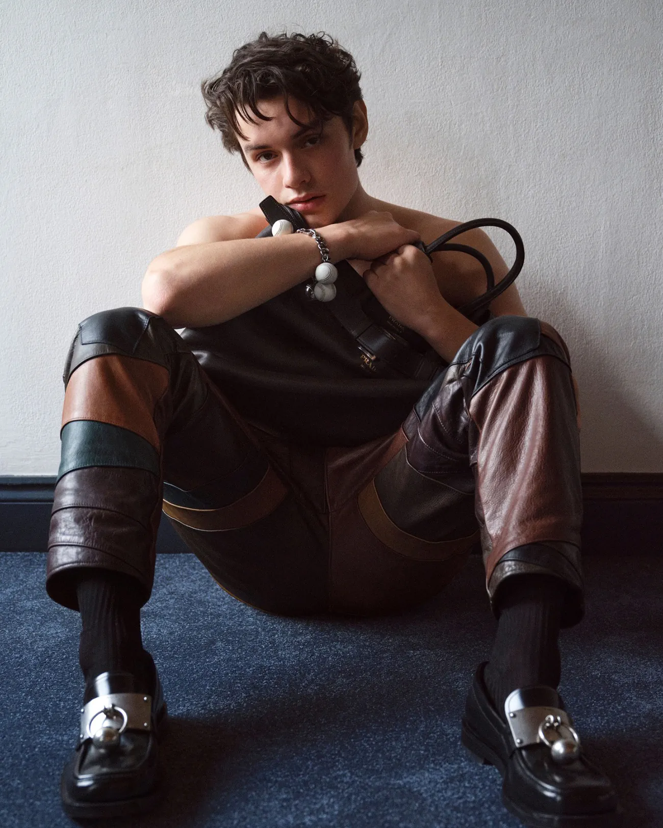 VMan Thu/Đông 2025: Louis Partridge mặc Prada, chụp bởi Alvaro Beamud Cortés VMan Thu/Đông 2025: Louis Partridge mặc Prada, chụp bởi Alvaro Beamud Cortés