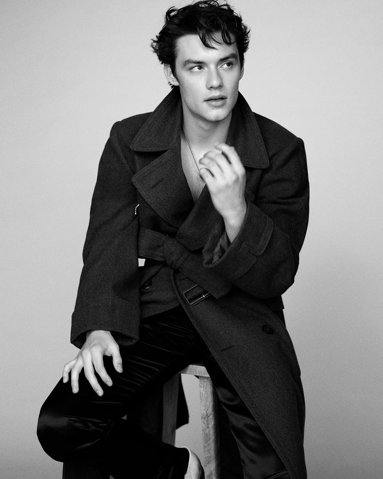 VMan Thu/Đông 2025: Louis Partridge mặc Prada, chụp bởi Alvaro Beamud Cortés VMan Thu/Đông 2025: Louis Partridge mặc Prada, chụp bởi Alvaro Beamud Cortés