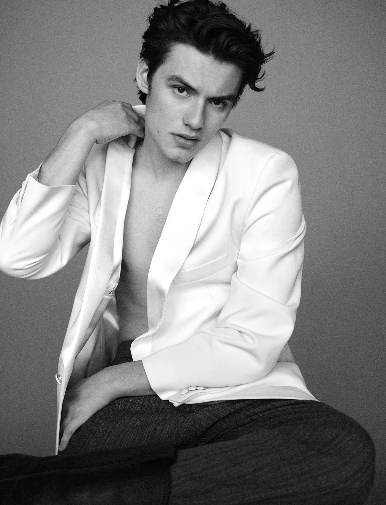 VMan Thu/Đông 2025: Louis Partridge mặc Prada, chụp bởi Alvaro Beamud Cortés VMan Thu/Đông 2025: Louis Partridge mặc Prada, chụp bởi Alvaro Beamud Cortés