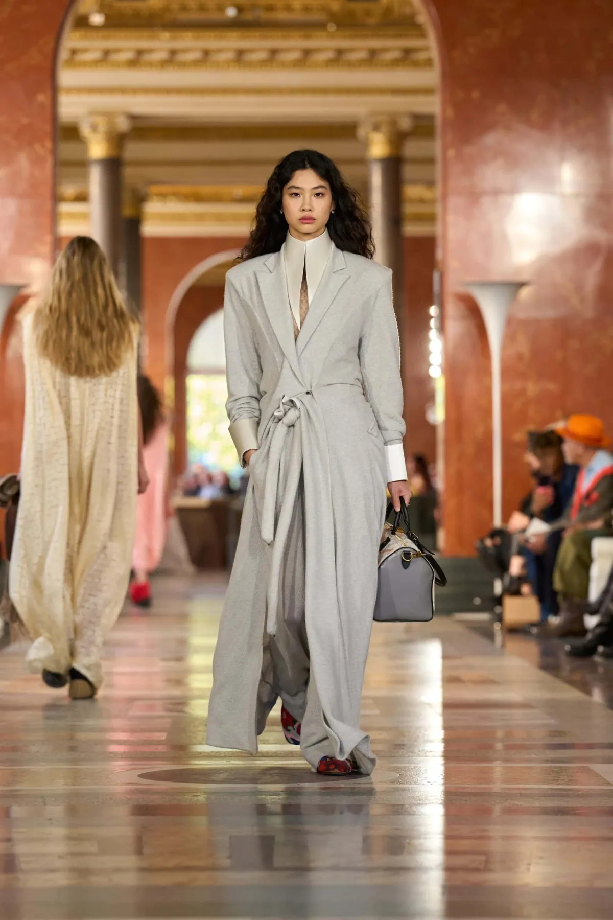 Louis Vuitton Xuân/Hè 2026: Sang trọng từ chính sự an nhiên Louis Vuitton Xuân/Hè 2026: Sang trọng từ chính sự an nhiên