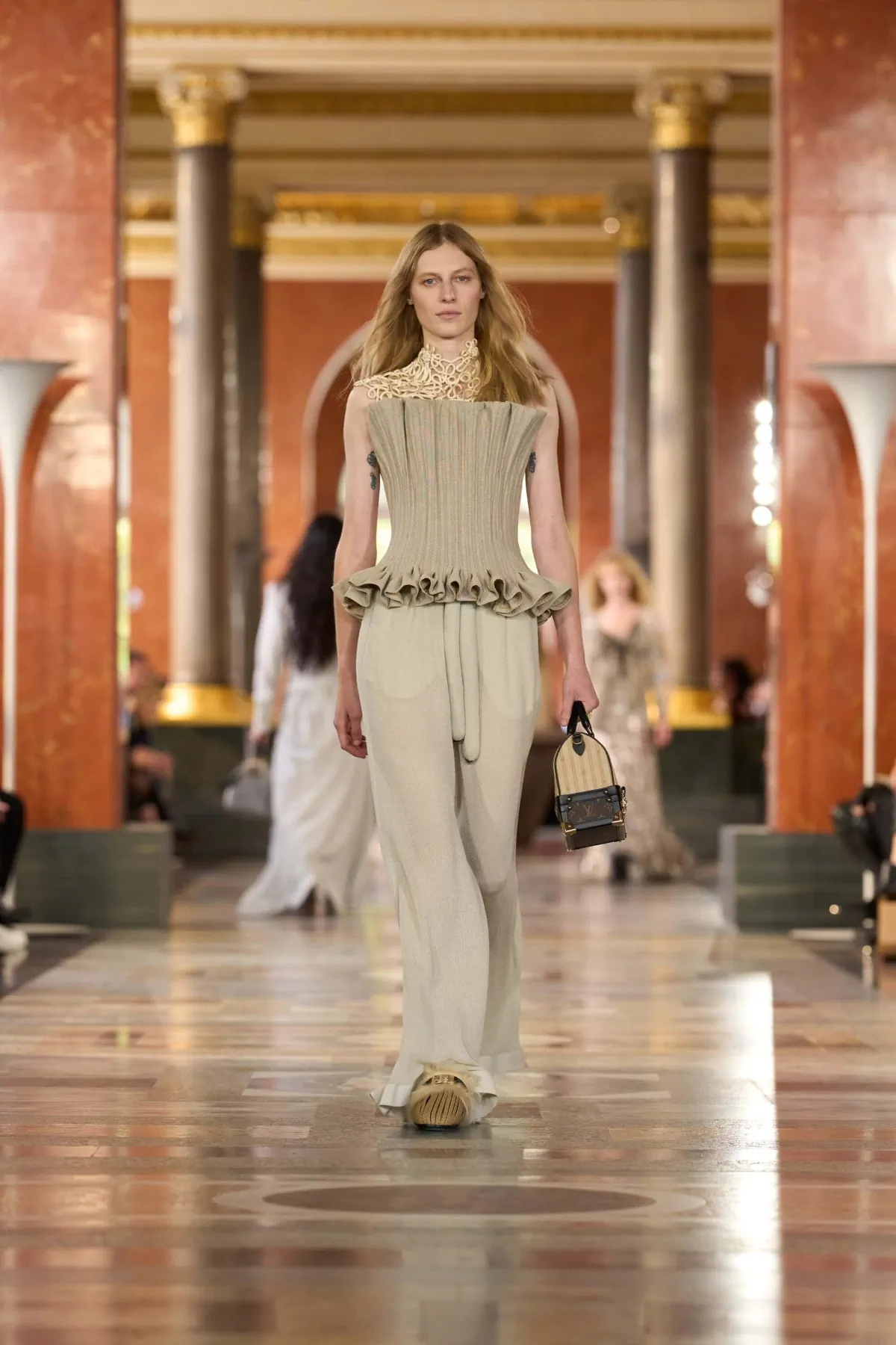 Louis Vuitton Xuân/Hè 2026: Sang trọng từ chính sự an nhiên Louis Vuitton Xuân/Hè 2026: Sang trọng từ chính sự an nhiênLouis Vuitton Xuân/Hè 2026: Sang trọng từ chính sự an nhiên