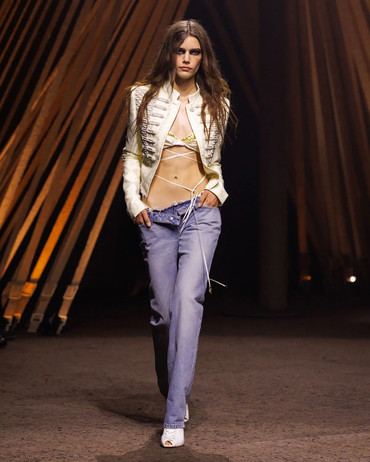 McQueen Xuân/Hè 2026: Đánh thức di sản gây sốc một thời McQueen Xuân/Hè 2026: Đánh thức di sản gây sốc một thời