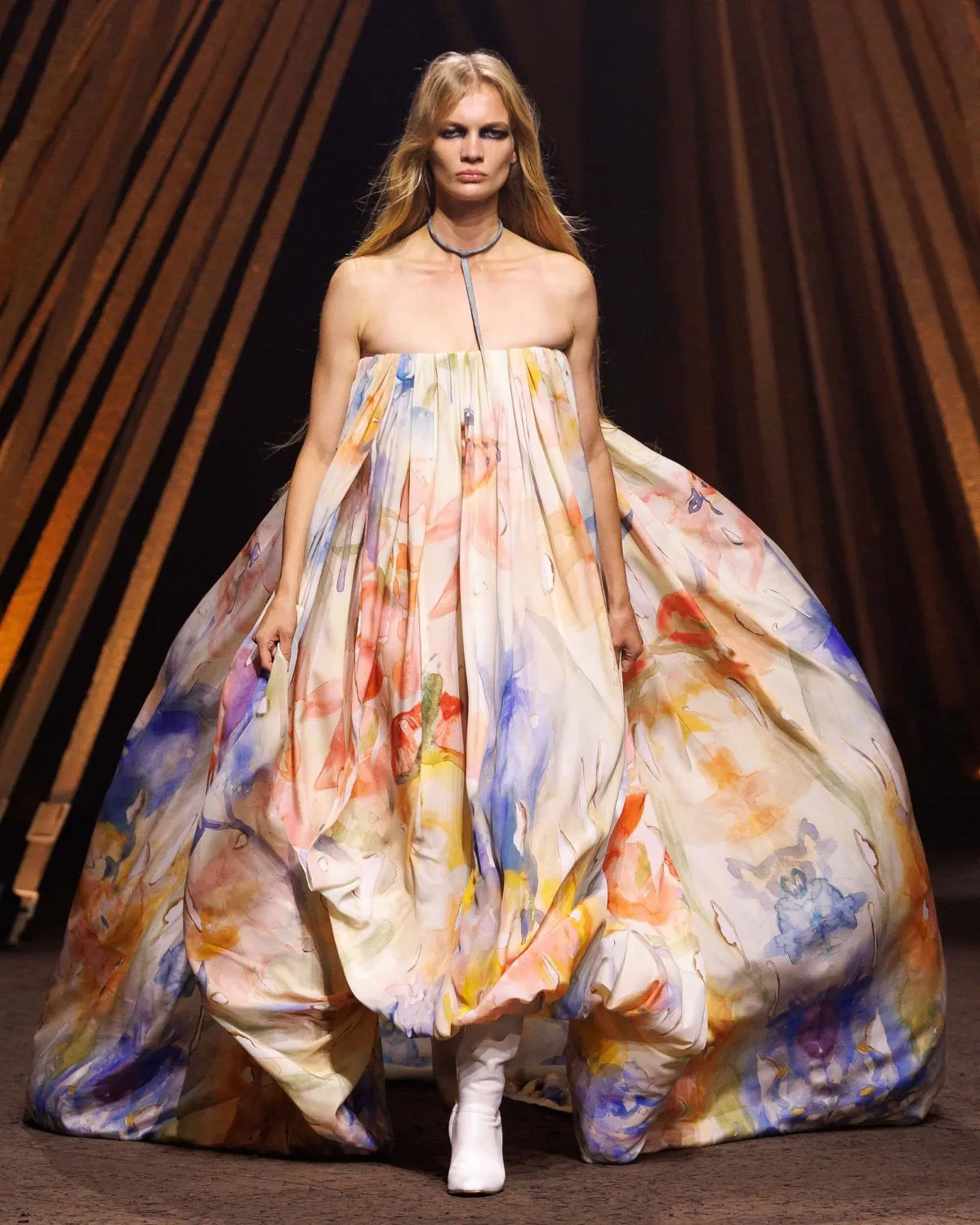 McQueen Xuân/Hè 2026: Đánh thức di sản gây sốc một thời McQueen Xuân/Hè 2026: Đánh thức di sản gây sốc một thời