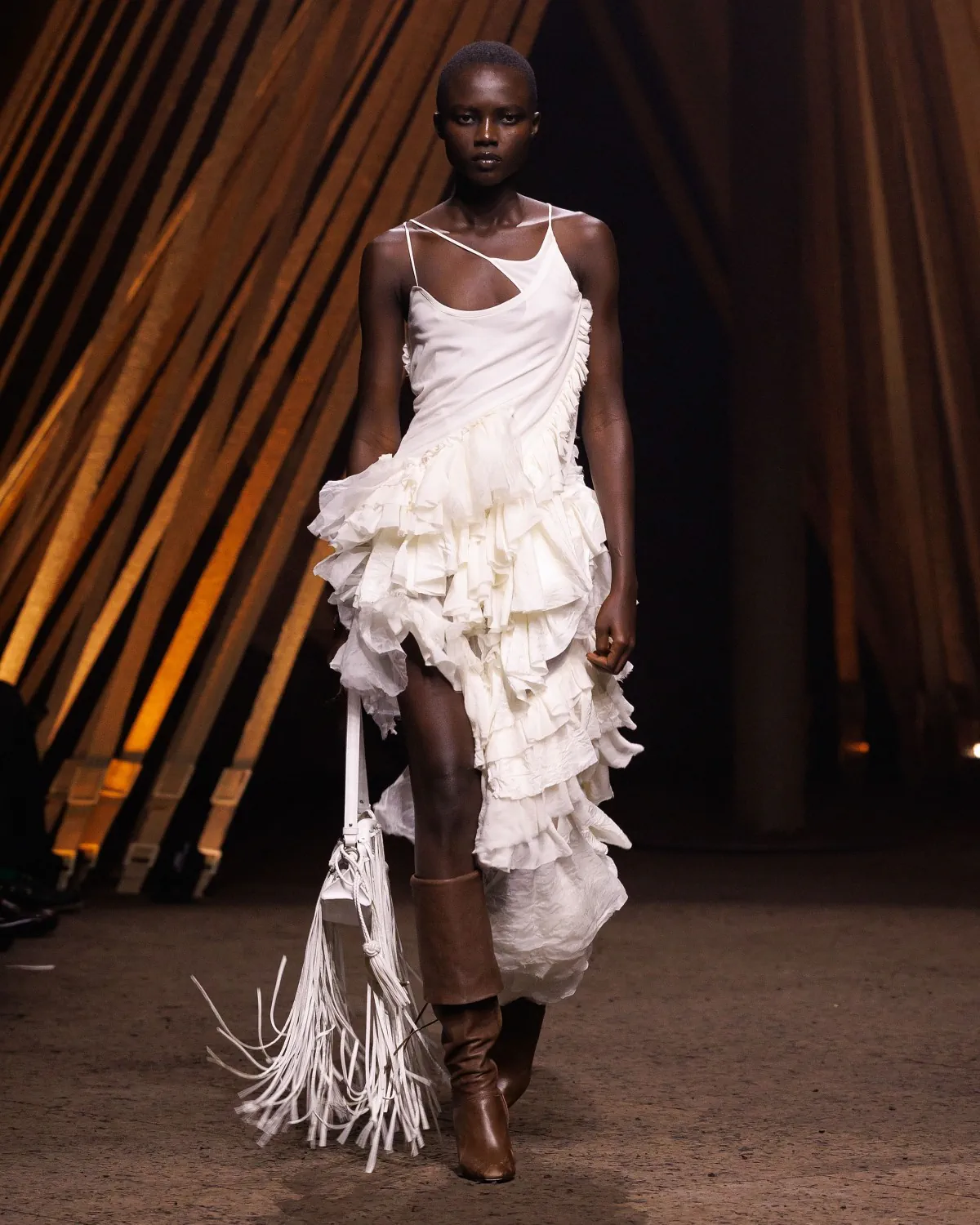 McQueen Xuân/Hè 2026: Đánh thức di sản gây sốc một thời McQueen Xuân/Hè 2026: Đánh thức di sản gây sốc một thời