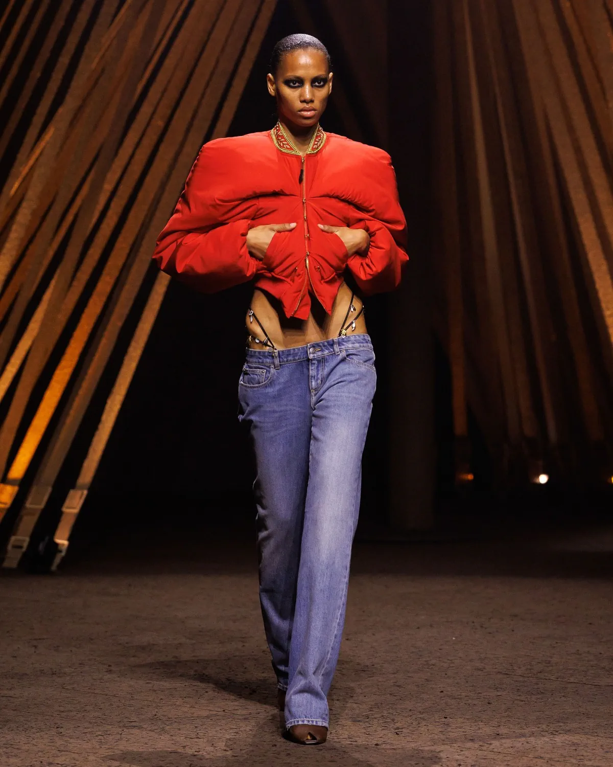 McQueen Xuân/Hè 2026: Đánh thức di sản gây sốc một thời McQueen Xuân/Hè 2026: Đánh thức di sản gây sốc một thời