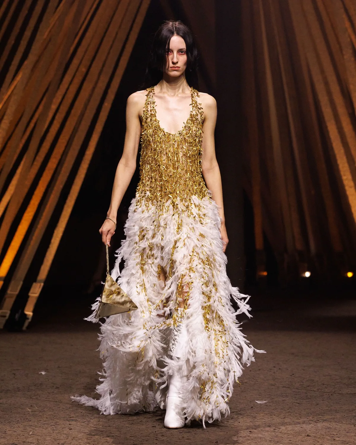 McQueen Xuân/Hè 2026: Đánh thức di sản gây sốc một thời McQueen Xuân/Hè 2026: Đánh thức di sản gây sốc một thời