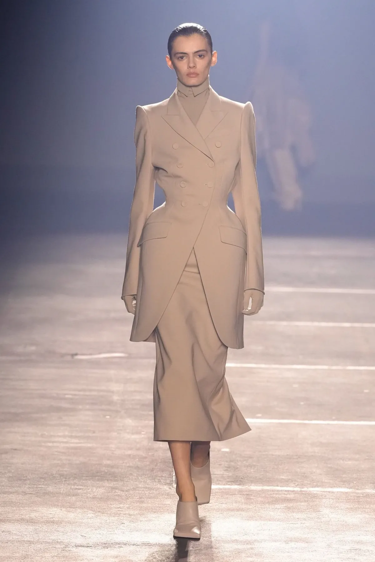 Mugler Xuân/Hè 2026: Màn ra mắt ấn tượng của Miguel Castro Freitas Mugler Xuân/Hè 2026: Màn ra mắt ấn tượng của Miguel Castro Freitas