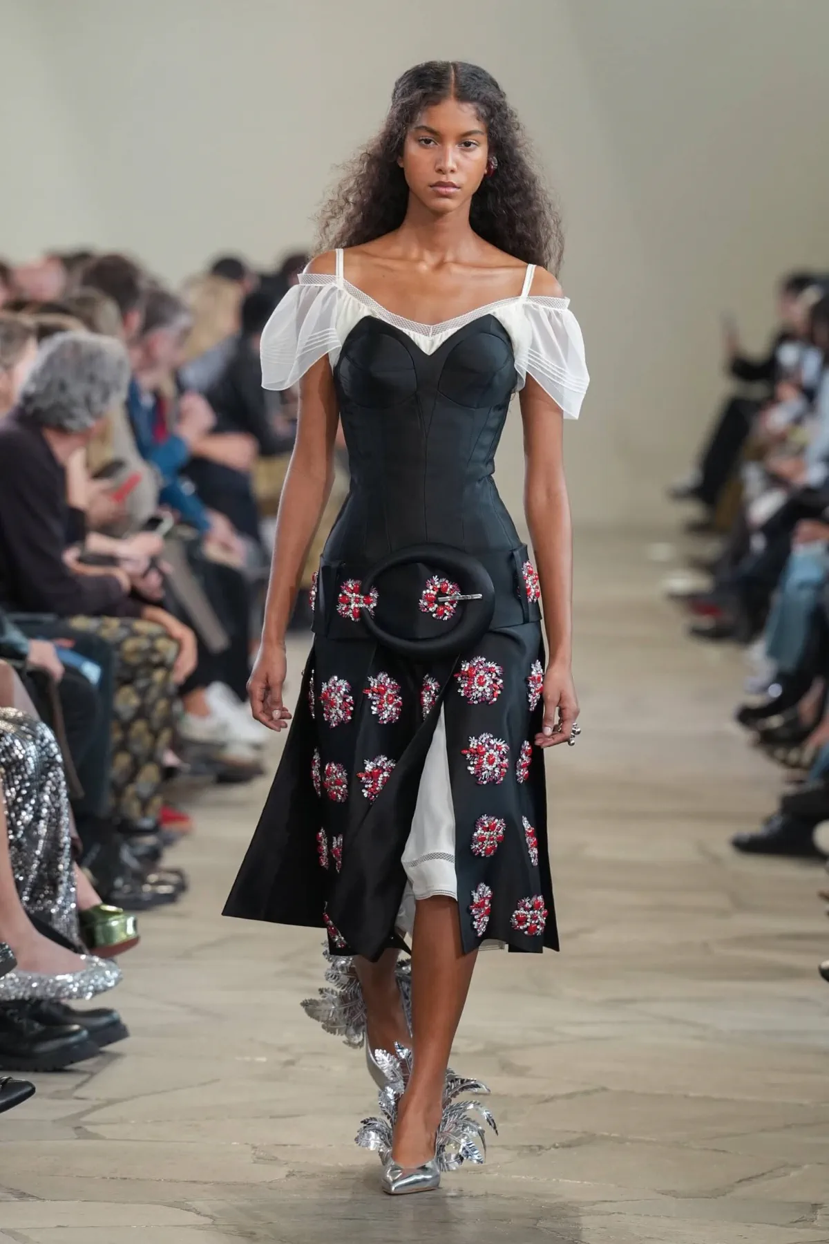 Rabanne Xuân/Hè 2026: Hoài niệm tuổi thơ của Julien Dossena