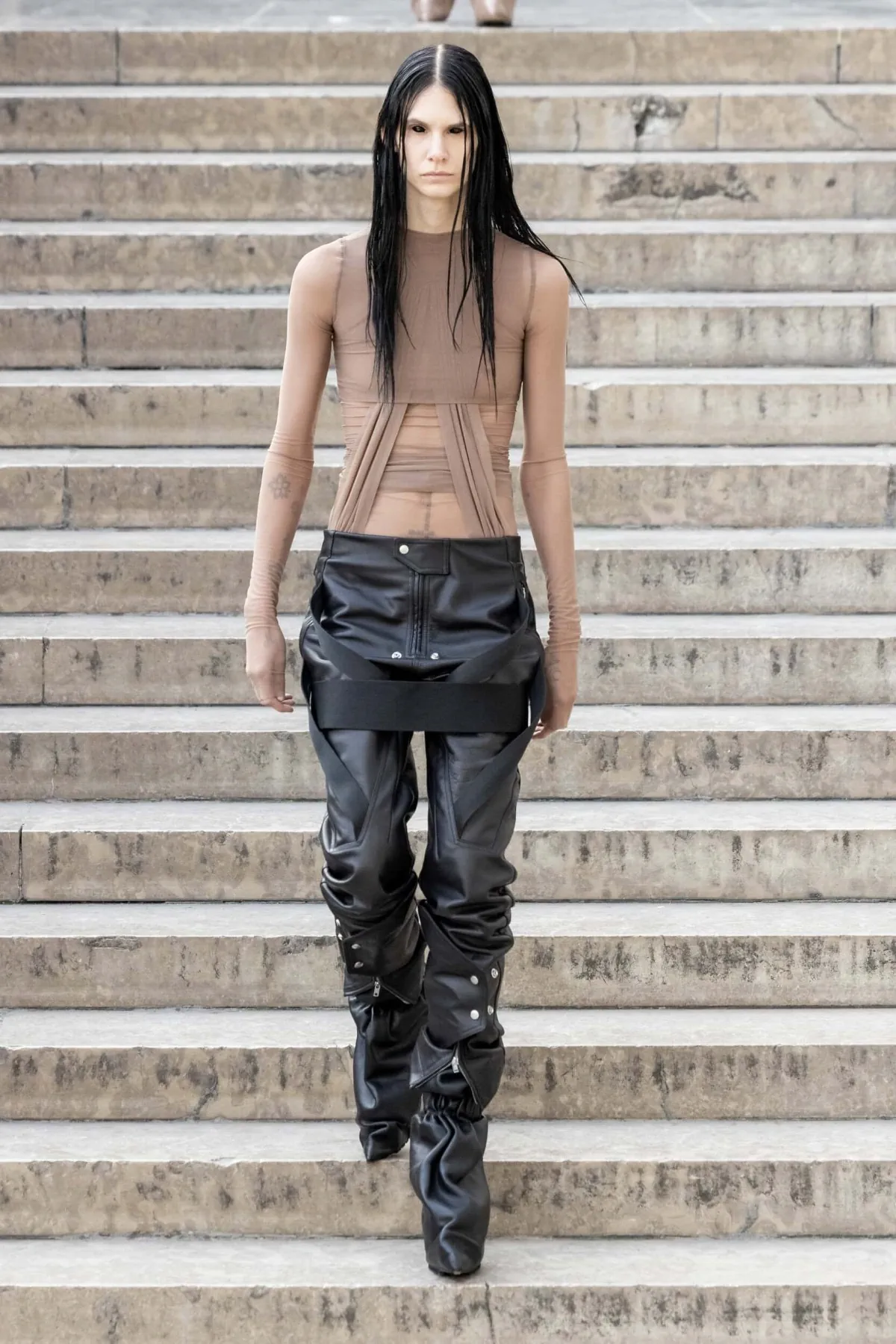Rick Owens Xuân/Hè 2026: Trang phục gai góc cho thời kỳ khó khăn Rick Owens Xuân/Hè 2026: Trang phục gai góc cho thời kỳ khó khăn