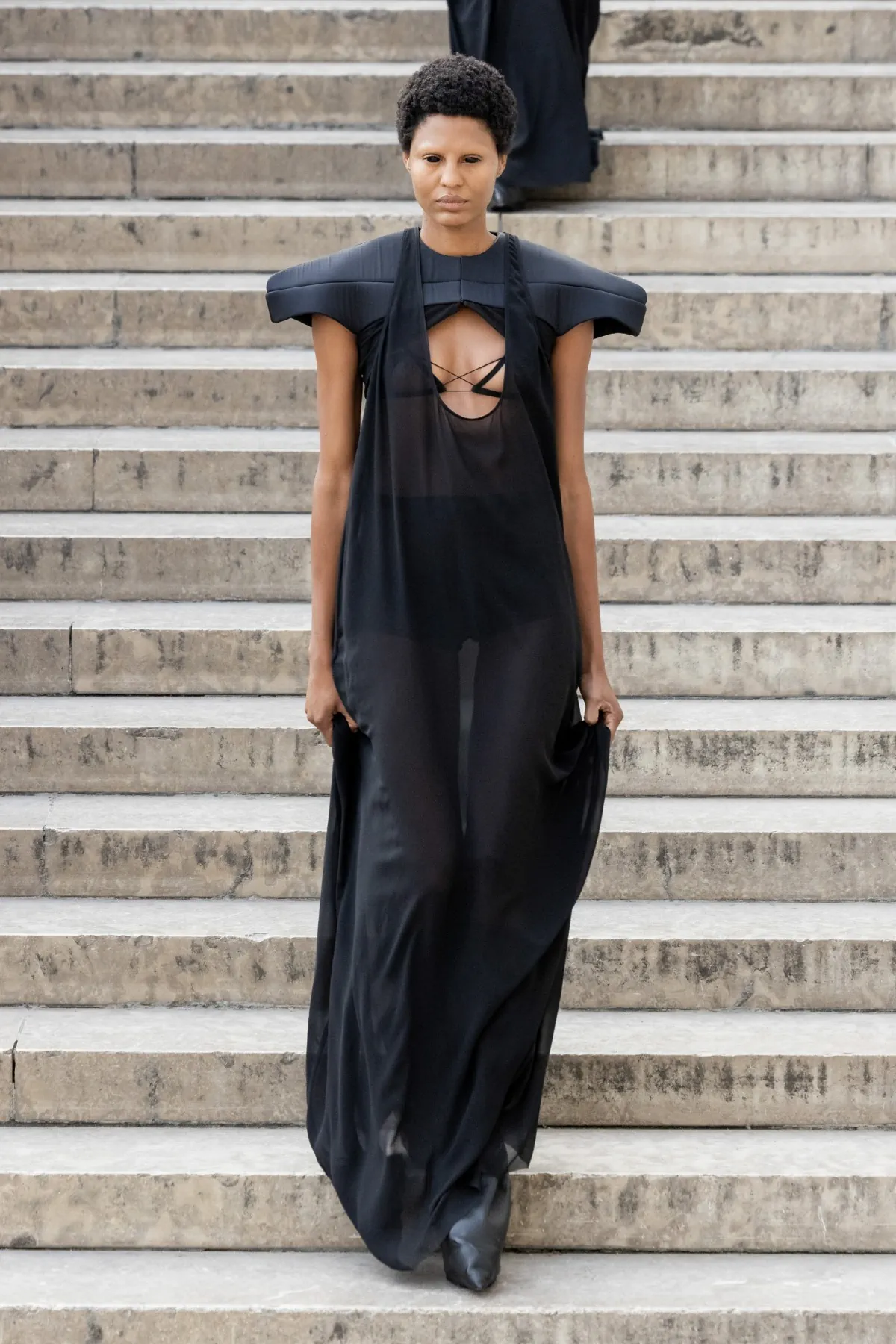 Rick Owens Xuân/Hè 2026: Trang phục gai góc cho thời kỳ khó khăn Rick Owens Xuân/Hè 2026: Trang phục gai góc cho thời kỳ khó khăn