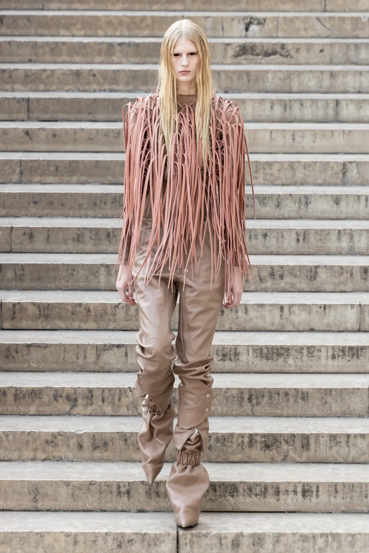 Rick Owens Xuân/Hè 2026: Trang phục gai góc cho thời kỳ khó khăn Rick Owens Xuân/Hè 2026: Trang phục gai góc cho thời kỳ khó khăn