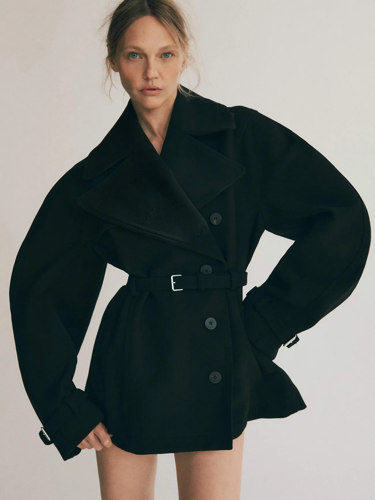 Porter Magazine 10/2025: Sasha Pivovarova chụp bởi Deirdre Lewis Porter Magazine 10/2025: Sasha Pivovarova chụp bởi Deirdre Lewis