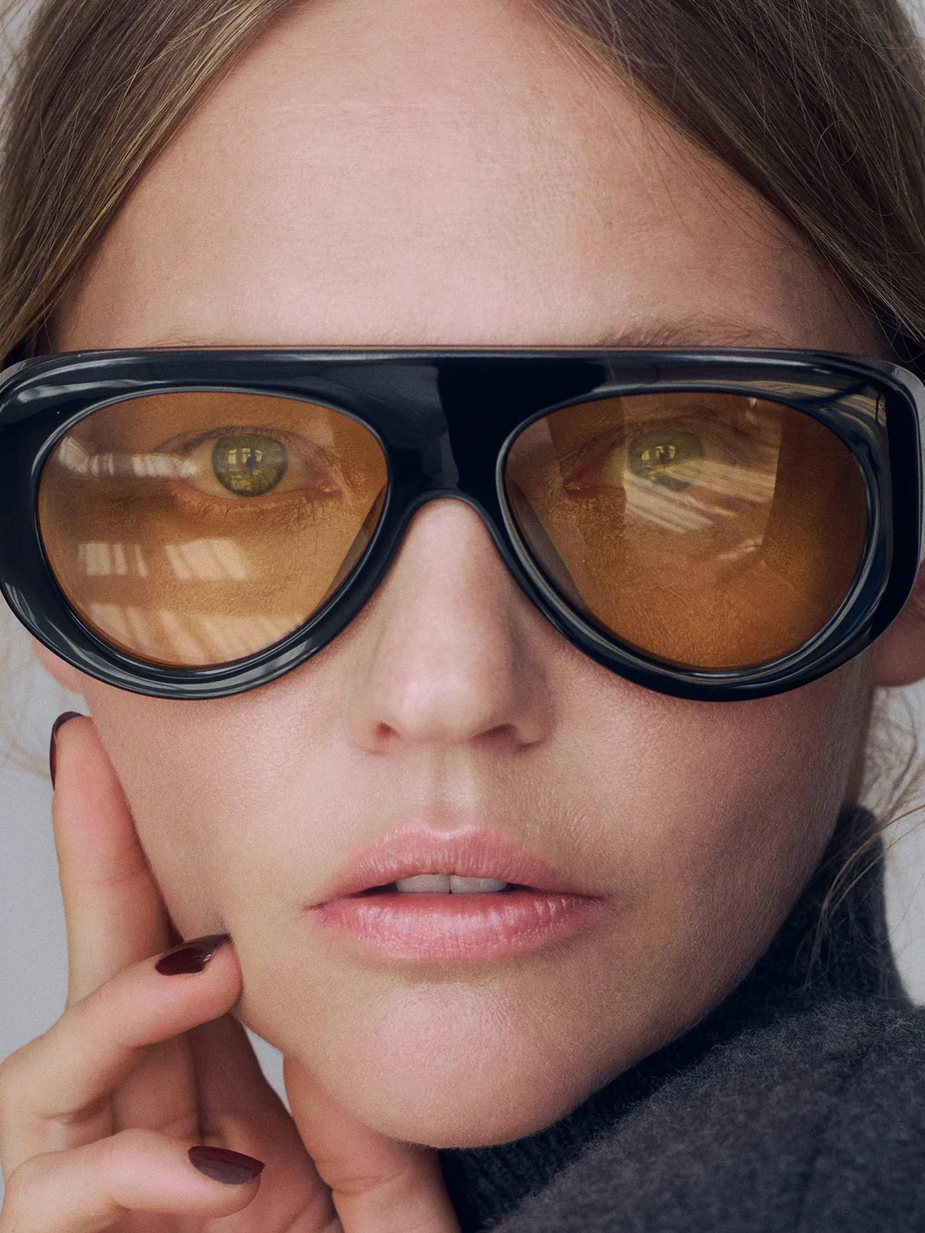 Porter Magazine 10/2025: Sasha Pivovarova chụp bởi Deirdre Lewis Porter Magazine 10/2025: Sasha Pivovarova chụp bởi Deirdre Lewis