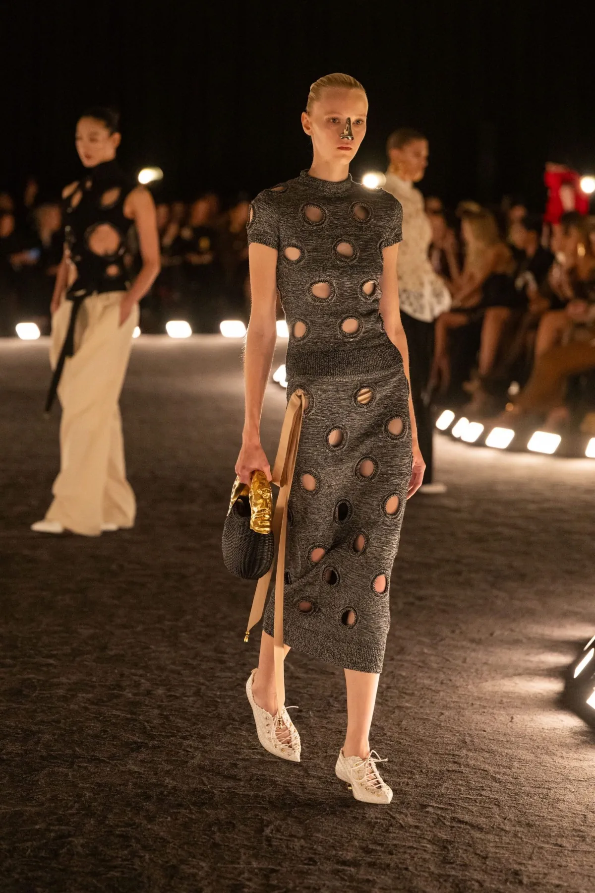 Schiaparelli Xuân/Hè 2026: Sức mạnh của sự tiết chế Schiaparelli Xuân/Hè 2026: Sức mạnh của sự tiết chế