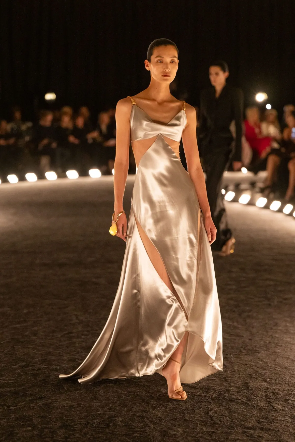 Schiaparelli Xuân/Hè 2026: Sức mạnh của sự tiết chế Schiaparelli Xuân/Hè 2026: Sức mạnh của sự tiết chế