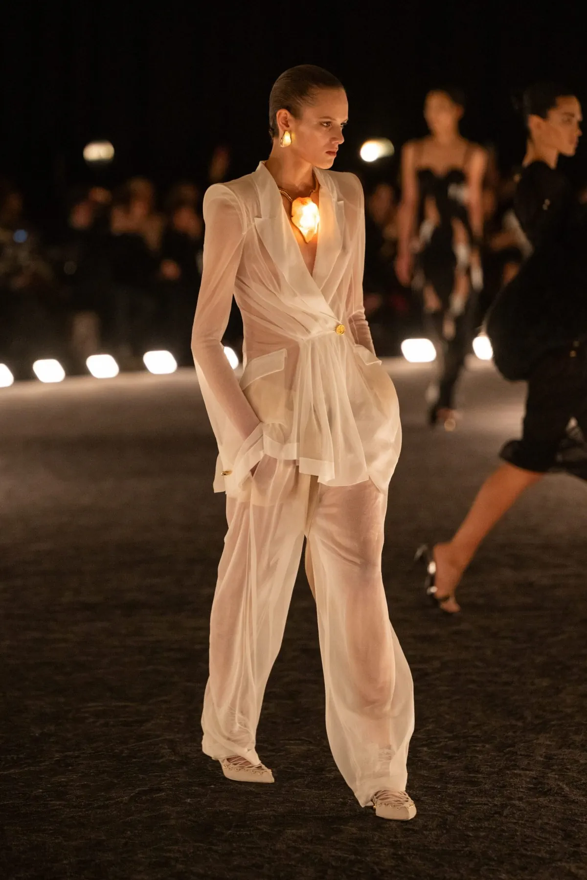 Schiaparelli Xuân/Hè 2026: Sức mạnh của sự tiết chế Schiaparelli Xuân/Hè 2026: Sức mạnh của sự tiết chế
