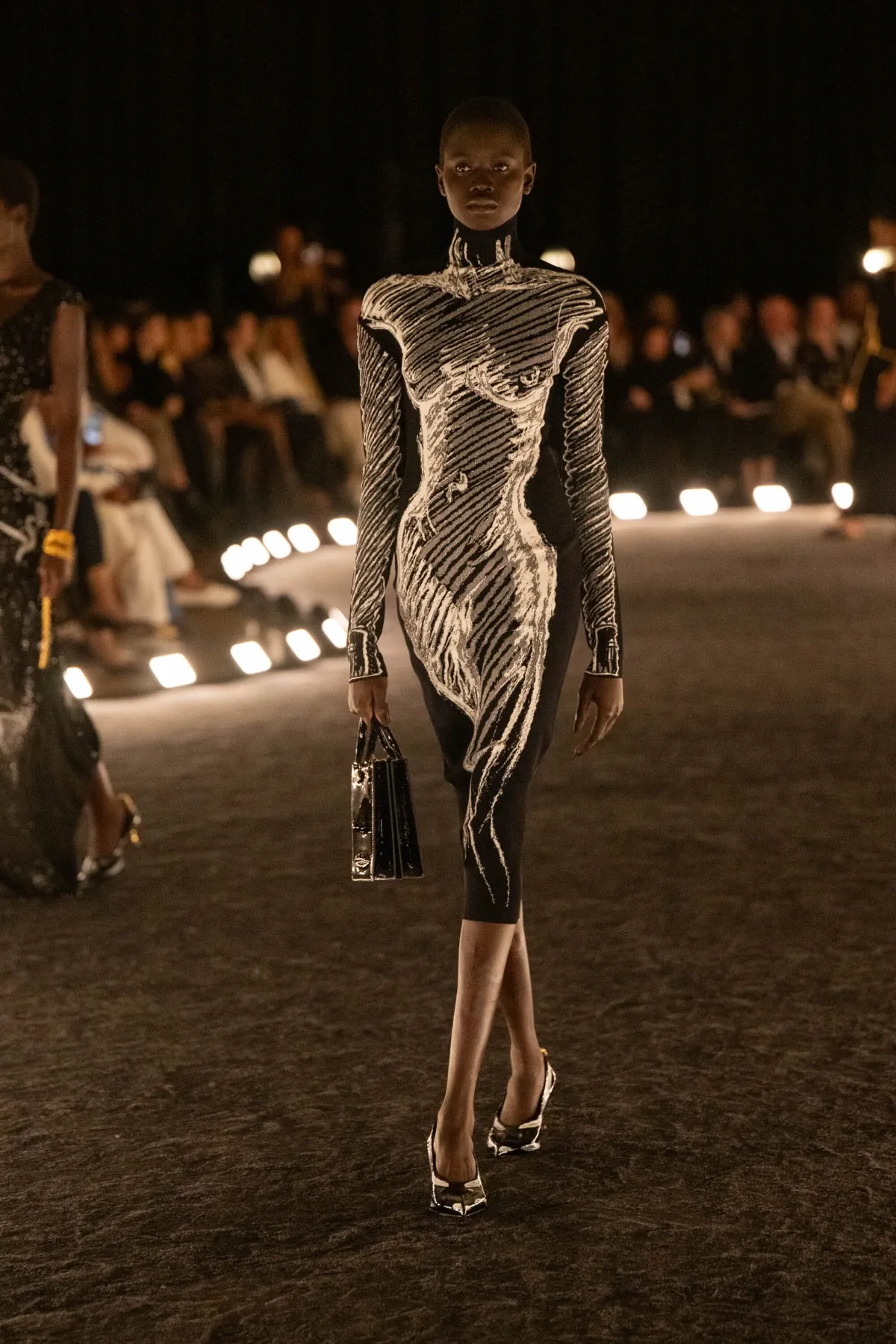 Schiaparelli Xuân/Hè 2026: Sức mạnh của sự tiết chế Schiaparelli Xuân/Hè 2026: Sức mạnh của sự tiết chế