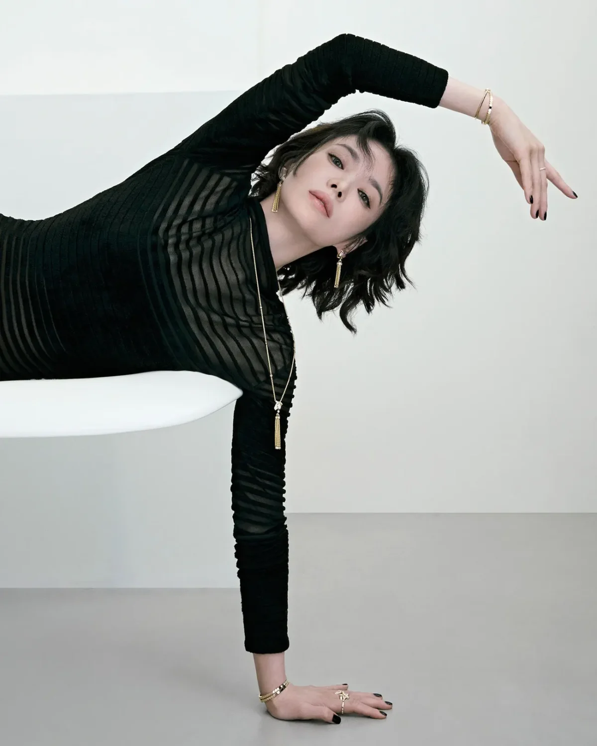 Vogue Đài Loan 10/2025: Song Hye-kyo chụp bởi Kim Hee June