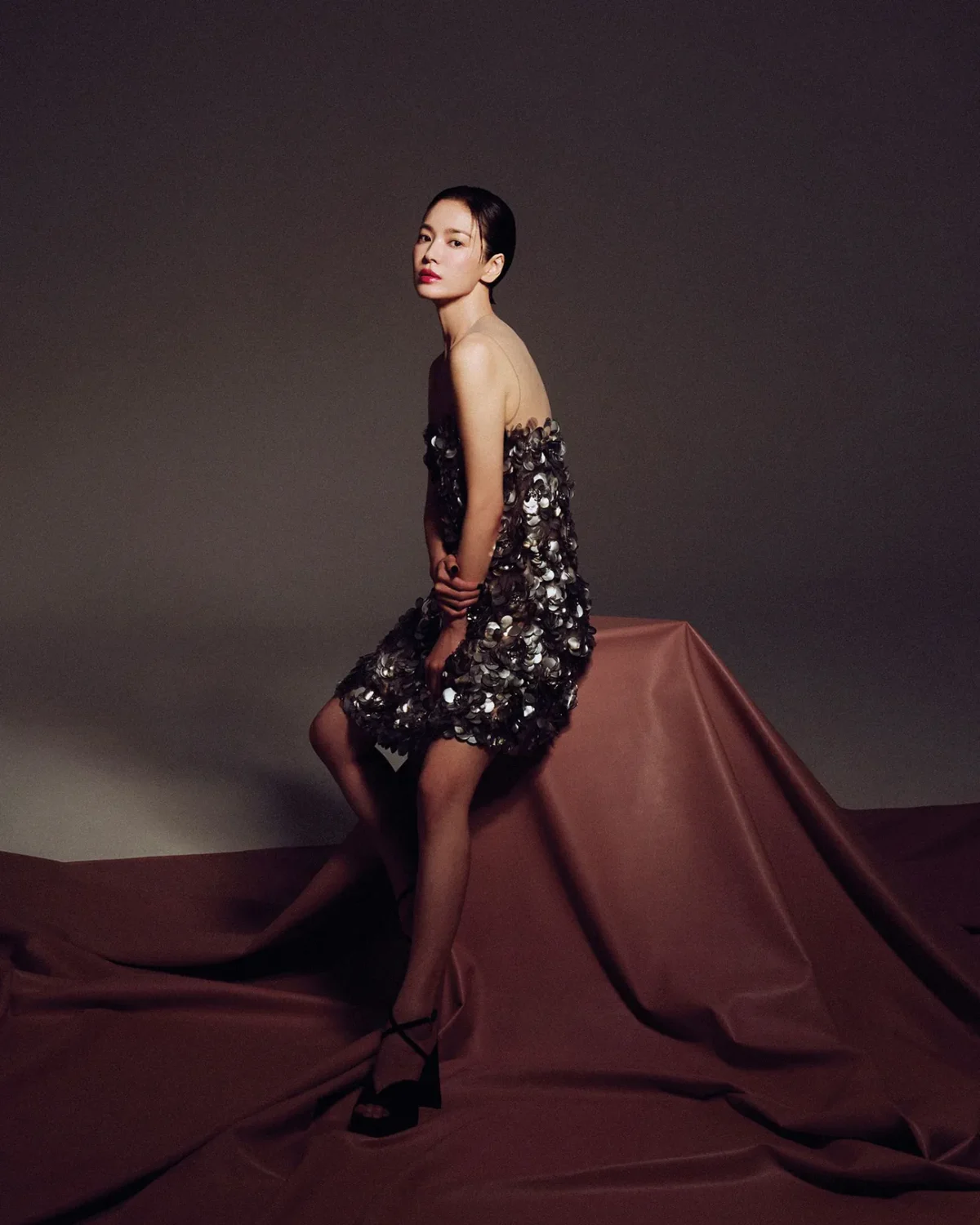 Vogue Đài Loan 10/2025: Song Hye-kyo chụp bởi Kim Hee June