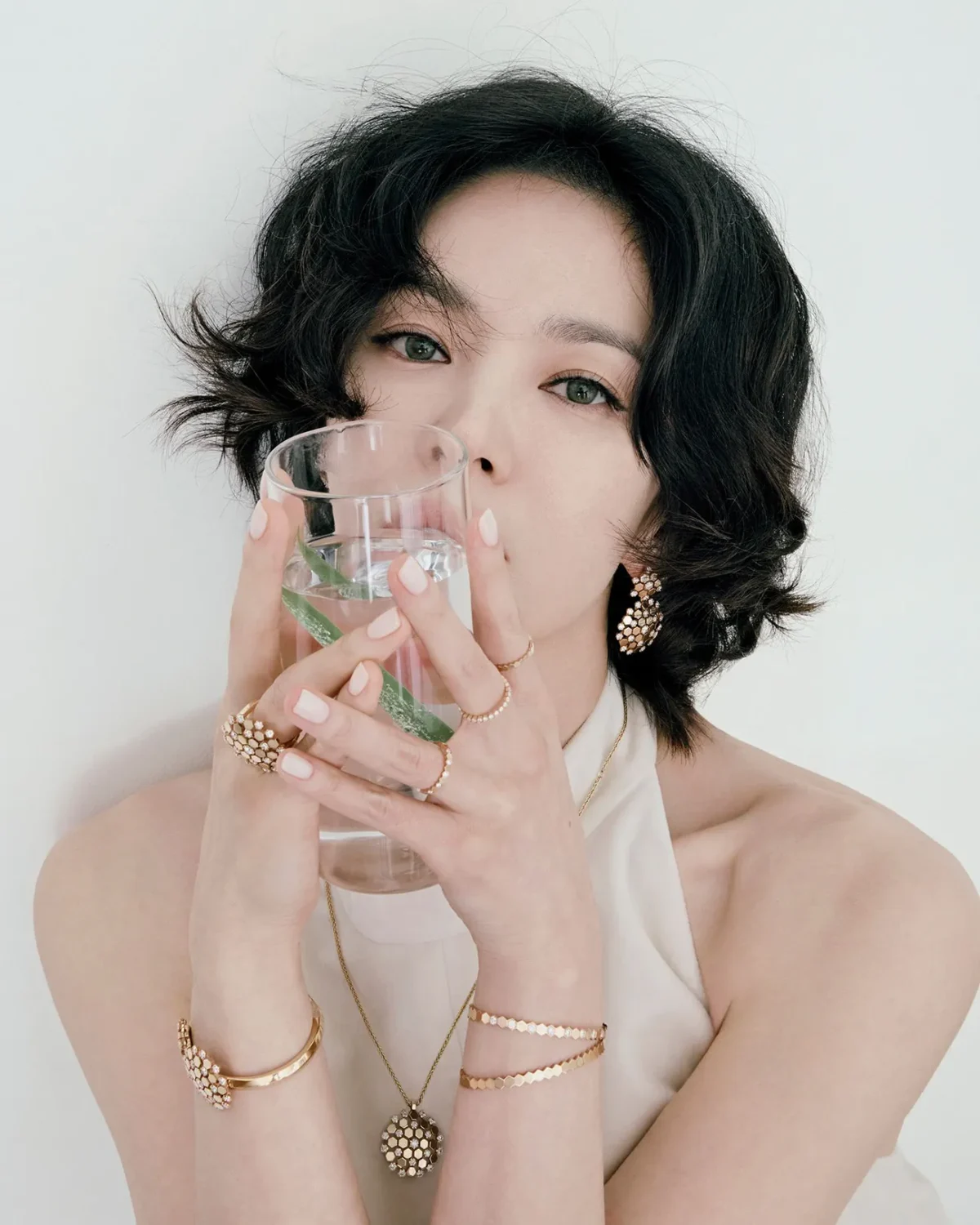 Vogue Đài Loan 10/2025: Song Hye-kyo chụp bởi Kim Hee June