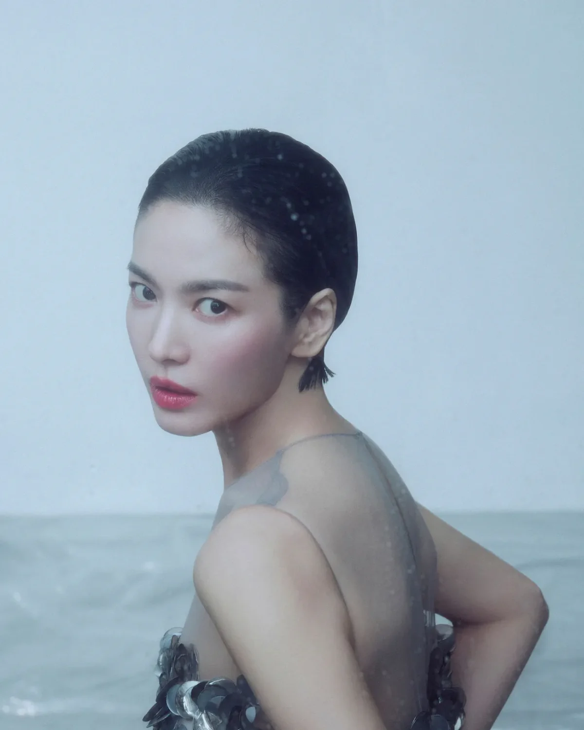 Vogue Đài Loan 10/2025: Song Hye-kyo chụp bởi Kim Hee June