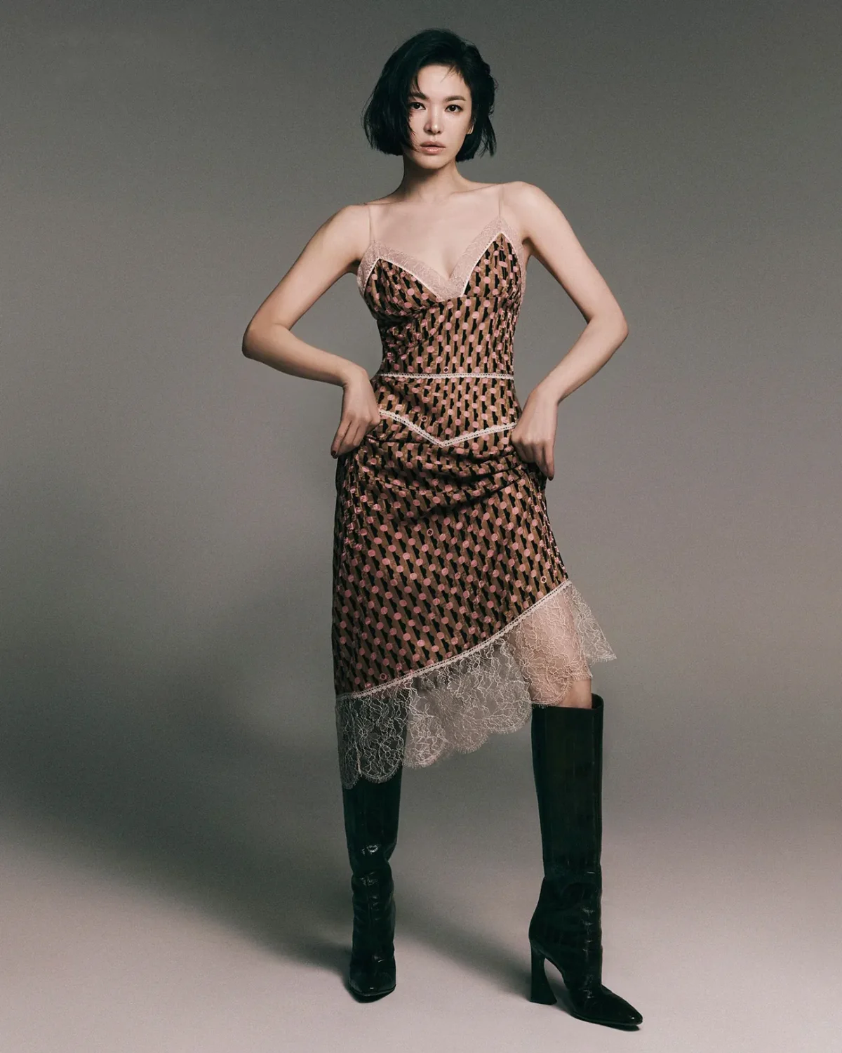 Vogue Đài Loan 10/2025: Song Hye-kyo chụp bởi Kim Hee June