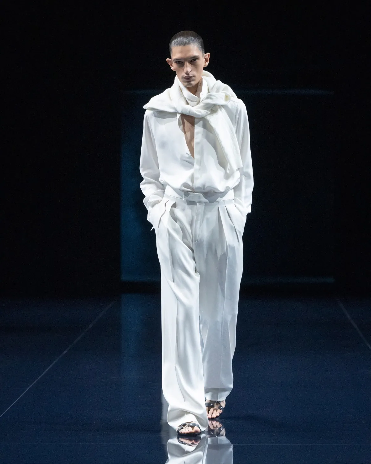 Haider Ackermann viết tiếp câu chuyện gợi cảm cùng Tom Ford Xuân/Hè 2026 Haider Ackermann viết tiếp câu chuyện gợi cảm cùng Tom Ford Xuân/Hè 2026